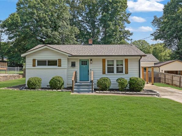 979 Oakview Dr SE, Smyrna, GA